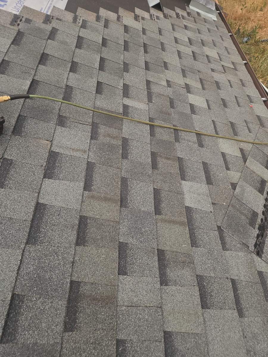 Close-up of Atlas Pinnacle Impact shingles in Hearthstone at the drip edge